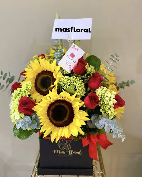 Girasoles y rosas en caja